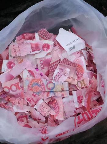 貴州7歲男孩把6000元賣牛錢撕成一地碎片，媽媽大哭！他們一塊塊拼圖