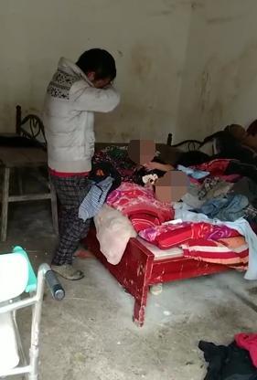 貴州7歲男孩把6000元賣牛錢撕成一地碎片，媽媽大哭！他們一塊塊拼圖