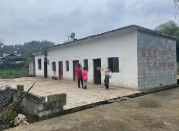 貴州7歲男孩把6000元賣牛錢撕成一地碎片，媽媽大哭！他們一塊塊拼圖