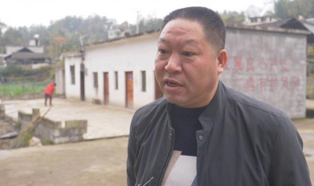 貴州7歲男孩把6000元賣牛錢撕成一地碎片，媽媽大哭！他們一塊塊拼圖