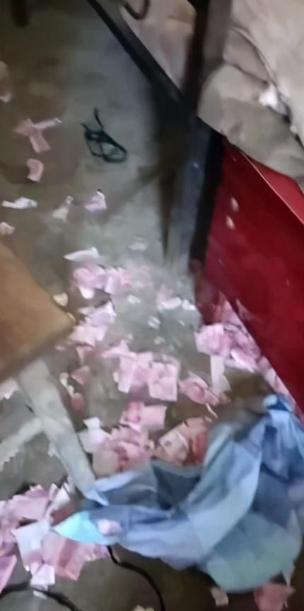 貴州7歲男孩把6000元賣牛錢撕成一地碎片，媽媽大哭！他們一塊塊拼圖