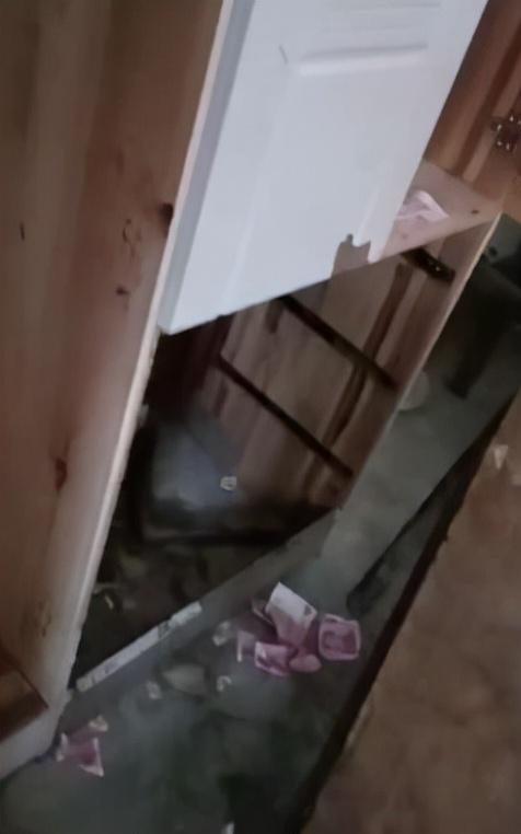 貴州7歲男孩把6000元賣牛錢撕成一地碎片，媽媽大哭！他們一塊塊拼圖